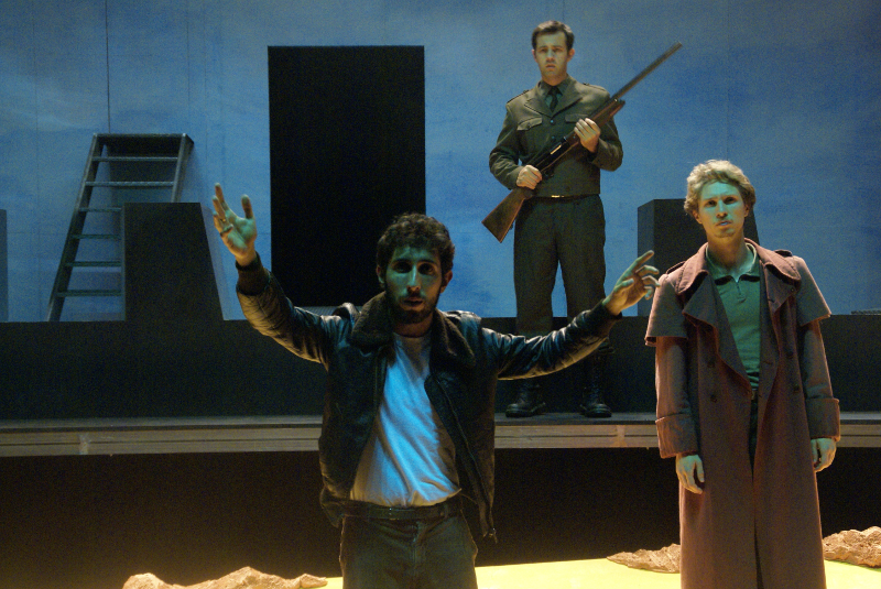 Horácio, interpretado por Isac Graça, em primeiro plano. Na imagem com Tiago Matias e Bernardo Souto (Fotografia de Luís Santos)